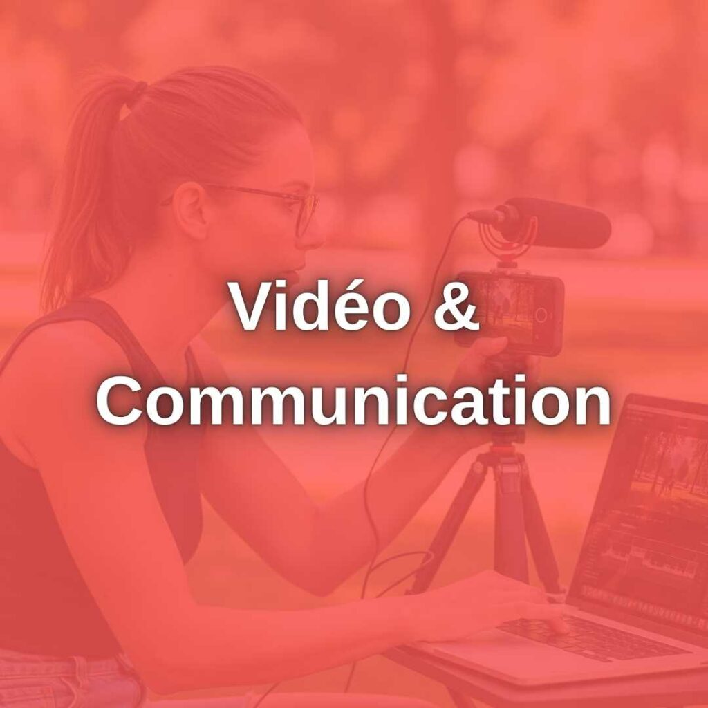 Vignette catégorie VIdéo & Communication du blog autoentrepreneur.link. Image représentant une femme avec une micro, une caméra et un ordinateur en train de s'enregistrer. Par dessus une couleur rouge vif légèrement transparente et le titre de la catégorie en sont centre : vidéo & communication