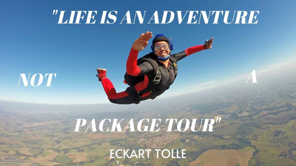 Image représentant un parachutiste en chute libre avec un gros sourire et à côté de lui est écris : Life is an Aventure, Not a Package Tour, Eckart Tolle