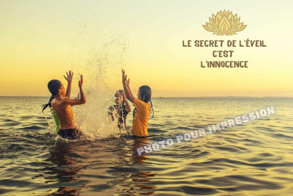 Image repésentant des enfants jouant dans la mer en fin de journée avec la citation écrite en haut à droite de l'image sous une feuille de lotus : "le secret de l'éveil c'est l'innocence"